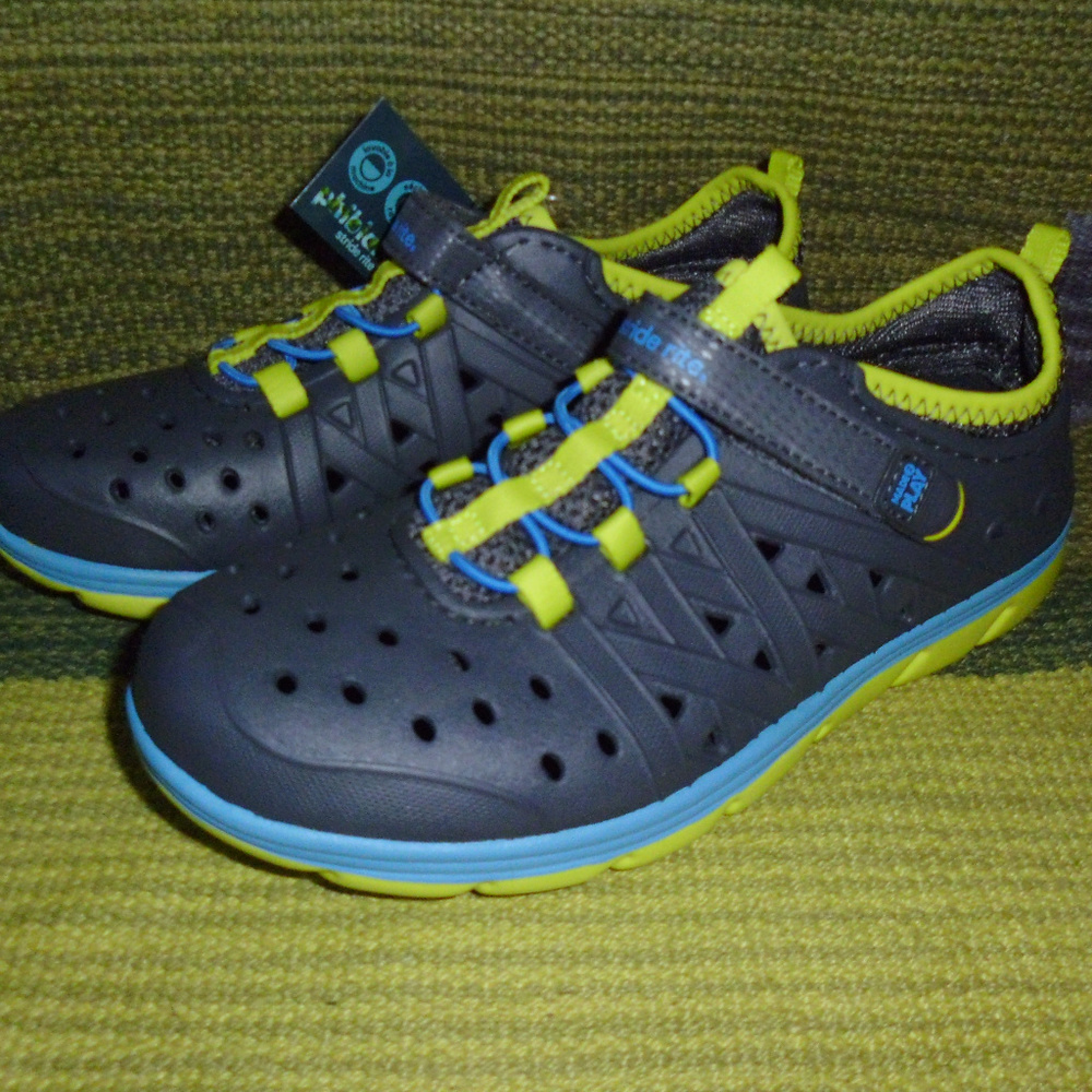 Boys water shoes Stride Rite Phibian kids sz 1